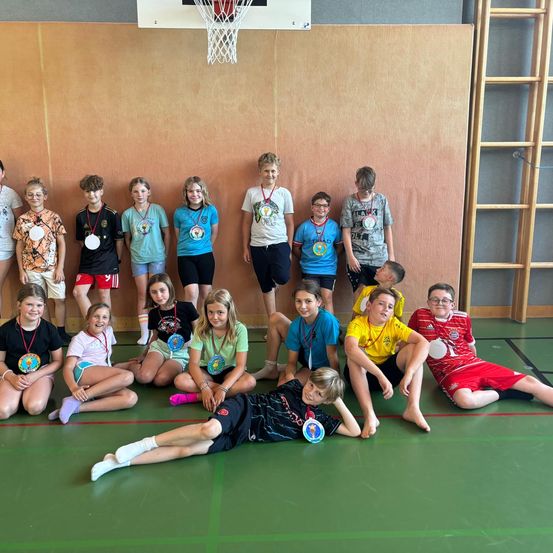 Bild enthält, People, Person, Sock, Groupshot, Baton, Child, Female, Girl, Shorts, Playing Basketball