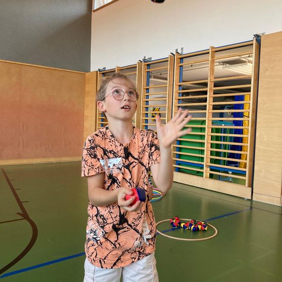 Bild enthält, Clothing, Sleeve, Person, Ball, Sport, Volleyball, Volleyball (Ball)