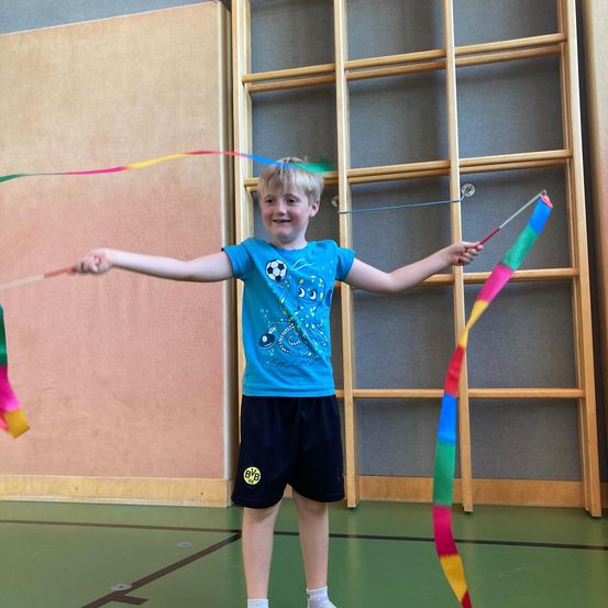 Bild enthält, Clothing, Hosiery, Sock, Baton, Stick, Person, Skipping Rope, Working Out, Face, Head