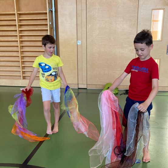 Bild enthält, Floor, Clothing, T-Shirt, Boy, Child, Male, Person, Dancing, Leisure Activities, Shorts