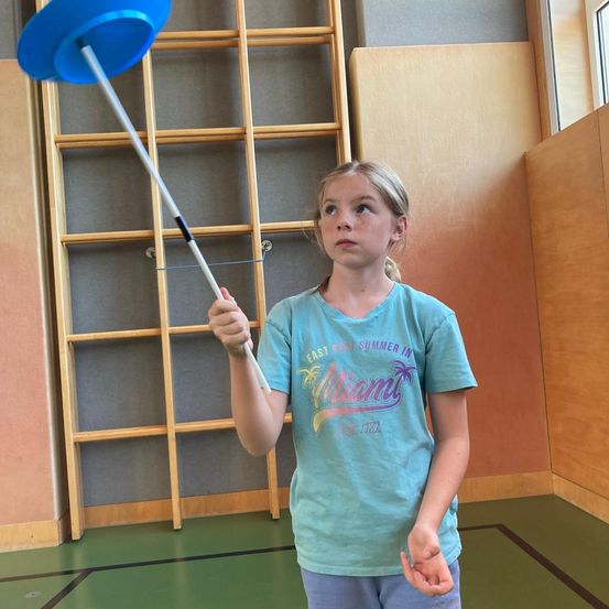 Bild enthält, Face, Head, Person, Selfie, Indoors, Interior Design, Clothing, Sleeve, Baton, Shorts