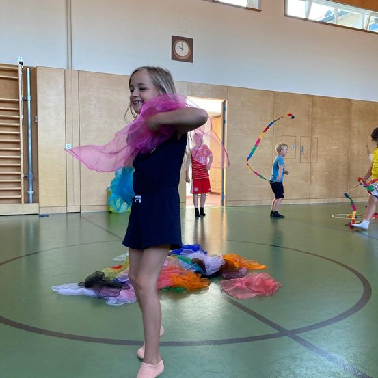 Bild enthält, Floor, Sock, Dancing, Person, Flooring, Purple, Solo Performance, Child, Female, Girl