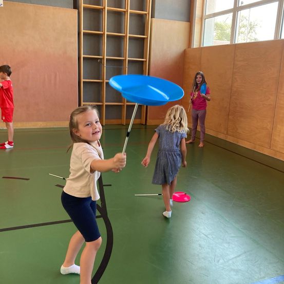 Bild enthält, Child, Female, Girl, Person, Hosiery, Sock, Baton, Stick, Skipping Rope, Working Out