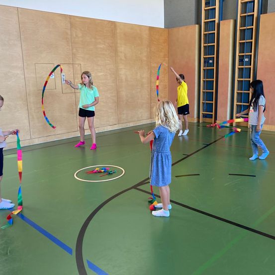 Bild enthält, Child, Female, Girl, Person, Baton, Stick, Clothing, Shorts