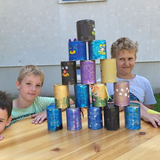 Bild enthält, Person, Photography, Portrait, Table, Dining Table, Boy, Child, Male, Wood, People