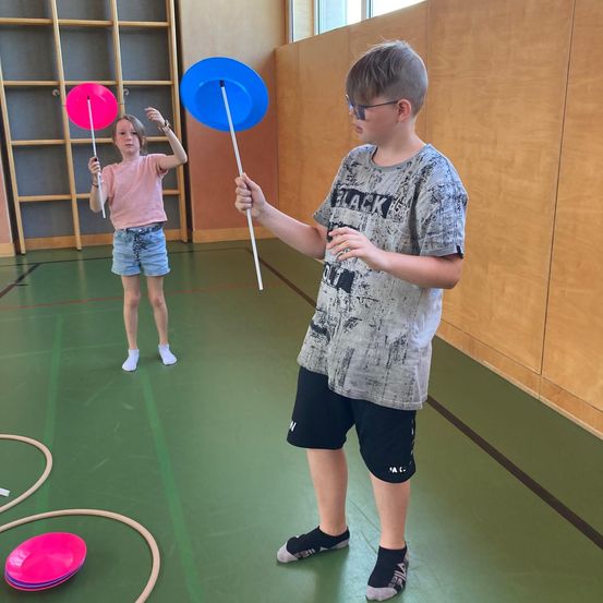 Bild enthält, Boy, Child, Male, Person, Baton, Sock, Outdoors, Shorts, Field, Playing Golf