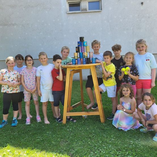 Bild enthält, Grass, Photography, Portrait, Backyard, Yard, Park, Shorts, People, Summer, T-Shirt