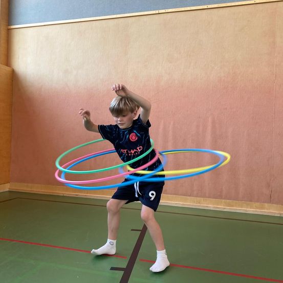 Bild enthält, Boy, Child, Male, Person, Clothing, Hosiery, Sock, Hula, Toy, Solo Performance