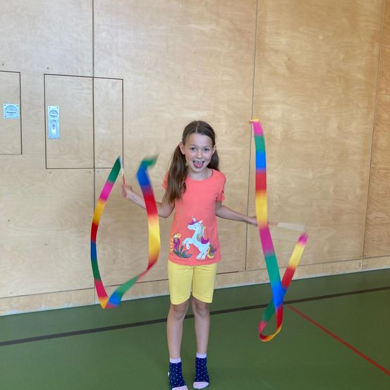 Bild enthält, Clothing, Shorts, Child, Female, Girl, Person, Sock, Ice Hockey Stick, Skipping Rope, Working Out