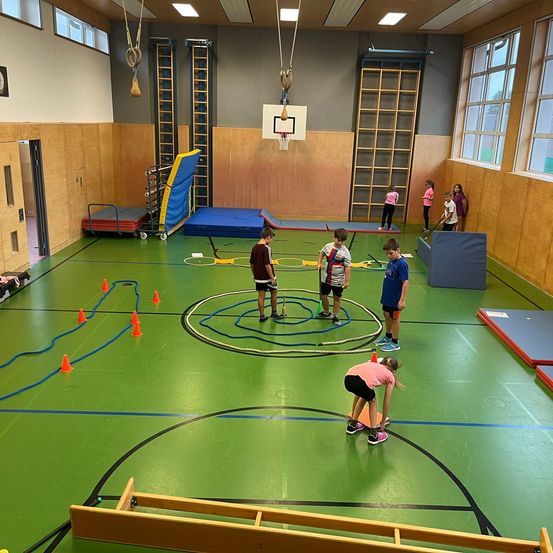 Bild enthält, Person, Basketball, Basketball Game, Sport, Volleyball, Volleyball Game, Clothing, Footwear, Shoe