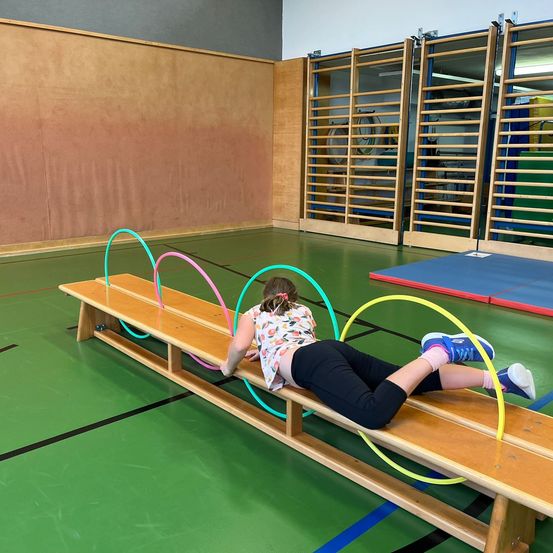 Bild enthält, Fitness, Pilates, Sport, Working Out, Clothing, Shorts, Child, Female, Girl, Person