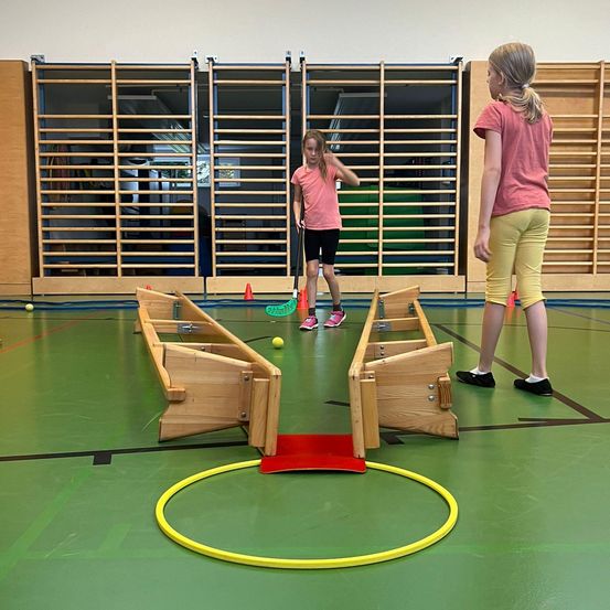 Bild enthält, Person, Play Area, Clothing, Shorts, Sport, Tennis, Tennis Ball, Footwear, Shoe, Outdoors