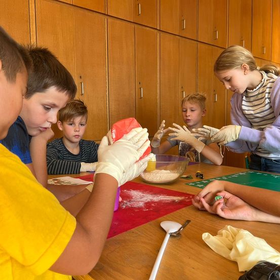 Bild enthält, Glove, Boy, Child, Male, Person, Cutlery, Face, Student, People, Furniture