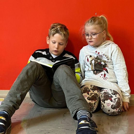 Bild enthält, Person, Sitting, Clothing, Pants, Boy, Child, Male, Female, Girl, Face