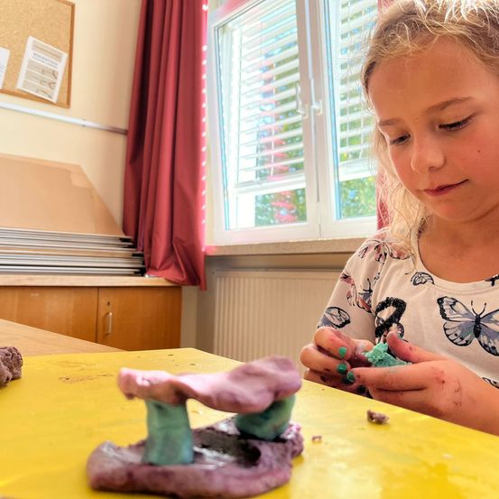 Bild enthält, Child, Female, Girl, Person, Face, Head