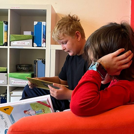 Bild enthält, Person, Reading, Student, Head, Face, Furniture