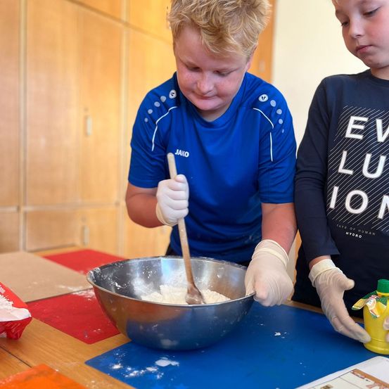Bild enthält, Clothing, Glove, Cooking, Food, Stirring Food, Boy, Child, Male, Person, Face