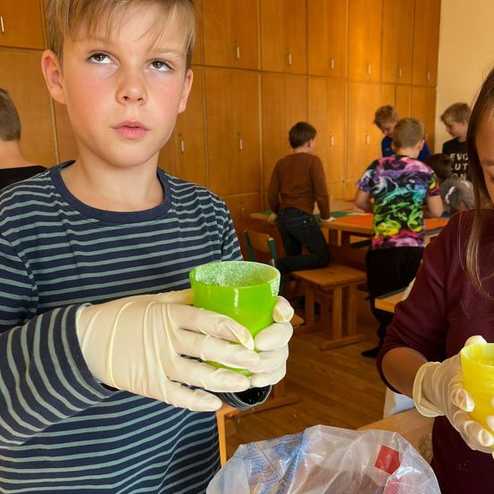 Bild enthält, Face, Person, Portrait, Glove, Boy, Child, Male, Wood, Interior Design, Finger