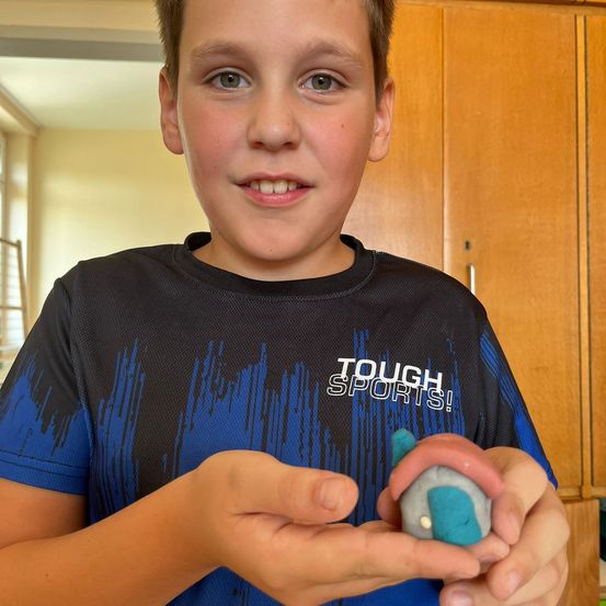 Bild enthält, Clothing, T-Shirt, Face, Person, Photography, Portrait, Finger, Boy, Child, Male