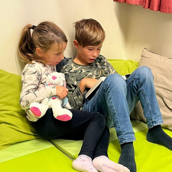 Bild enthält, Hosiery, Sock, Pants, Person, Sitting, Child, Female, Girl, Head, Face