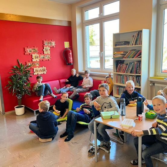 Bild enthält, People, Person, Boy, Child, Male, Indoors, Furniture, Face, Head, Student