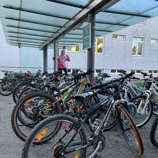 Bild enthält, Machine, Wheel, Child, Female, Girl, Person, Bicycle, Transportation, Vehicle