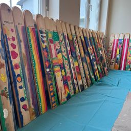 Bild enthält, Indoors, Interior Design, Outdoors, Nature, Architecture, Building, Yard, Wood, Snow, Picket Fence
