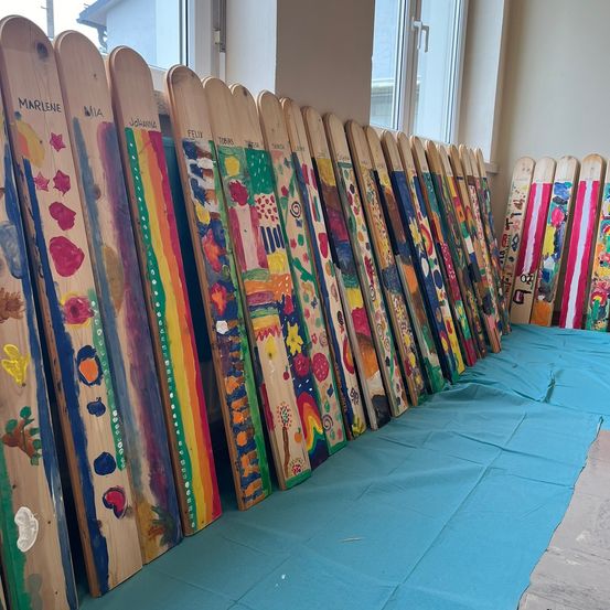 Bild enthält, Indoors, Interior Design, Outdoors, Nature, Architecture, Building, Yard, Wood, Snow, Picket Fence