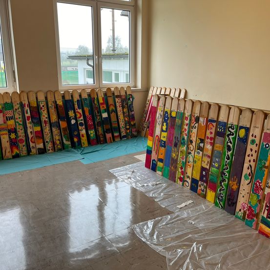 Bild enthält, Indoors, Interior Design, Floor, Kindergarten, Flooring, Architecture, Building