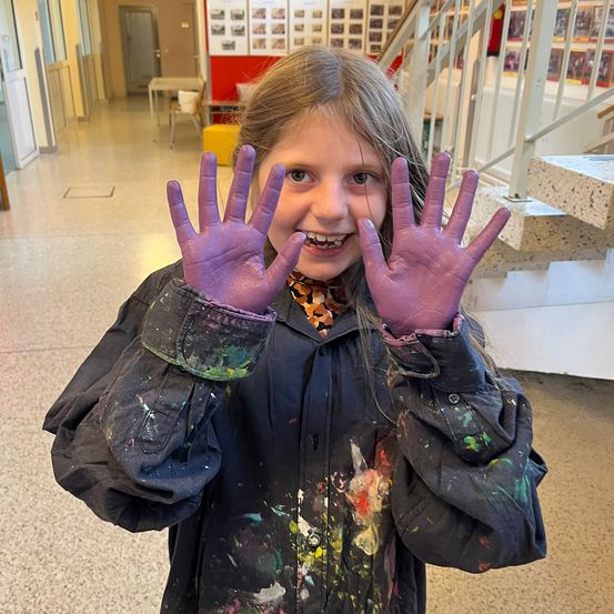 Bild enthält, Coat, Floor, Jacket, Person, Photography, Portrait, Flooring, Finger, Costume, Staircase