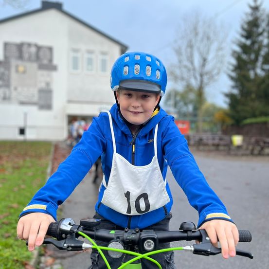 Bild enthält, Helmet, Boy, Child, Male, Person, Hardhat, Coat, Jacket, Bicycle, Cycling