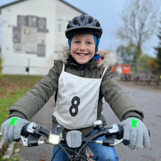 Bild enthält, Person, Photography, Portrait, Helmet, Coat, Jacket, Hardhat, Pants, Glove, Child
