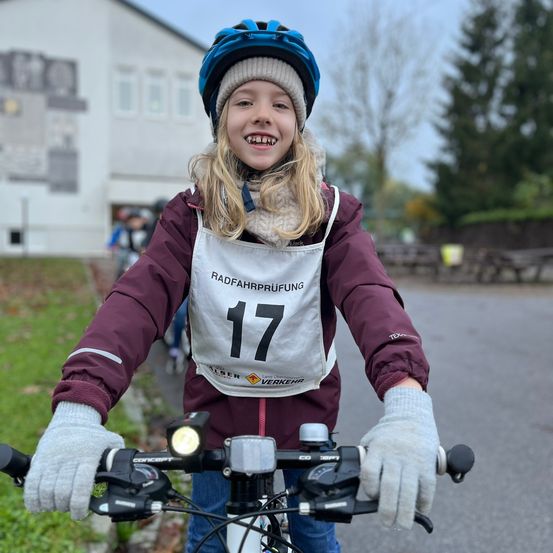 Bild enthält, Person, Photography, Portrait, Glove, Helmet, Hardhat, Coat, Jacket, Finger, Bicycle