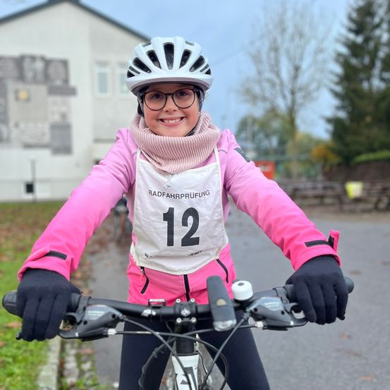 Bild enthält, Glove, Helmet, Person, Portrait, Hardhat, Bicycle, Finger, Coat, Shoe, Cycling