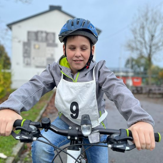Bild enthält, Hardhat, Helmet, Pants, Boy, Child, Male, Person, Portrait, Bicycle, Finger