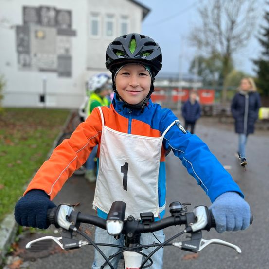 Bild enthält, Hardhat, Helmet, Glove, Person, Portrait, Boy, Child, Male, Bicycle, Coat