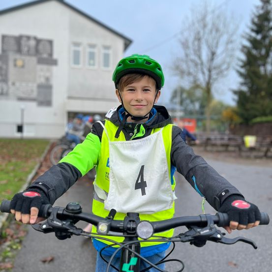 Bild enthält, Hardhat, Helmet, Person, Portrait, Coat, Jacket, Boy, Child, Male, Bicycle