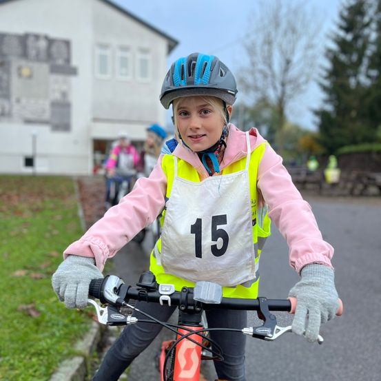 Bild enthält, Hardhat, Helmet, Glove, Boy, Child, Male, Person, Bicycle, Cycling, Face