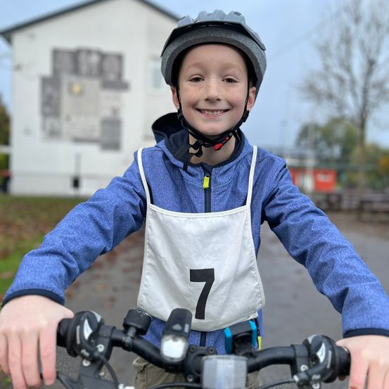 Bild enthält, Person, Photography, Portrait, Helmet, Hardhat, Jacket, Finger, Boy, Child, Male
