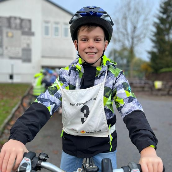 Bild enthält, Person, Photography, Portrait, Hardhat, Helmet, Coat, Jacket, Finger, Boy, Child