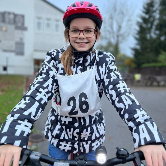 Bild enthält, Head, Person, Smile, Hardhat, Helmet, Portrait, Adult, Female, Woman, Bicycle