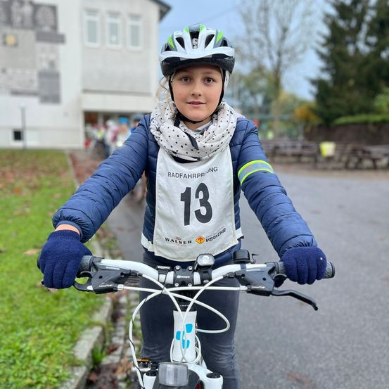Bild enthält, Glove, Helmet, Boy, Child, Male, Person, Bicycle, Portrait, Cycling, Hardhat