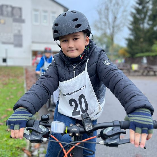 Bild enthält, Helmet, Hardhat, Finger, Person, Jacket, Portrait, Boy, Child, Male, Pants