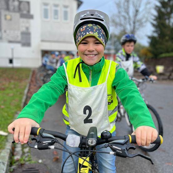 Bild enthält, Person, Photography, Portrait, Coat, Hardhat, Helmet, Jacket, Finger, Boy, Child