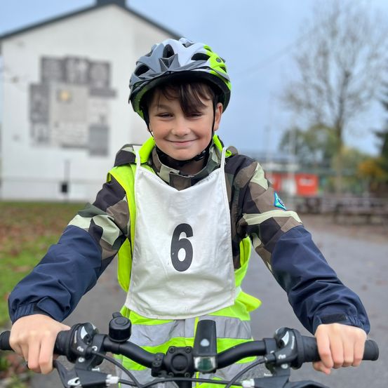 Bild enthält, Helmet, Hardhat, Boy, Child, Male, Person, Bicycle, Cycling, Face, Portrait