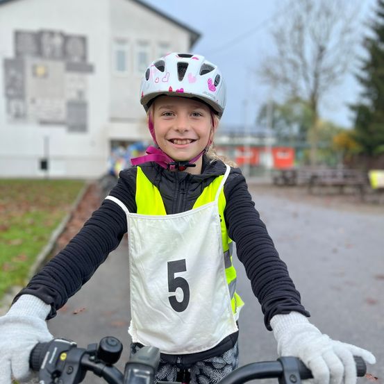 Bild enthält, Helmet, Hardhat, Face, Head, Person, Photography, Portrait, Glove, Bicycle, Jacket
