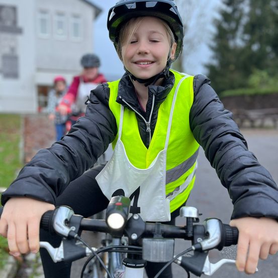 Bild enthält, Hardhat, Helmet, Person, Portrait, Finger, Boy, Child, Male, Bicycle, Jacket