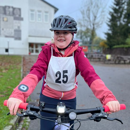 Bild enthält, Face, Person, Photography, Portrait, Helmet, Hardhat, Finger, Bicycle, Tree, Jacket