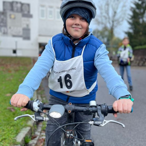 Bild enthält, Helmet, Person, Portrait, Hardhat, Finger, Jacket, Boy, Child, Male, Bicycle