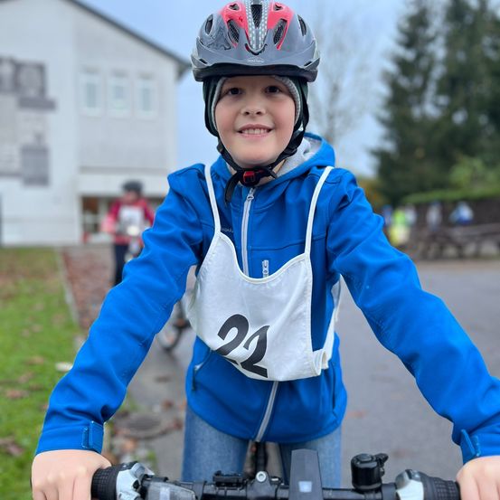 Bild enthält, Helmet, Hardhat, Finger, Person, Coat, Jacket, Portrait, Boy, Child, Male